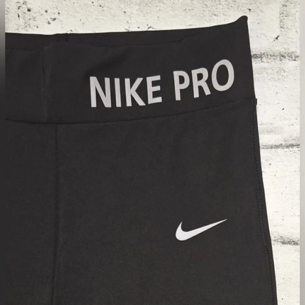 Nike Pro Cool Women's Black Capris Leggings. EUC